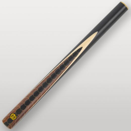 Détail du fût de la queue de billard Lord Cue Dragon, sculpture façon écaille de dragon sur bois sombre.