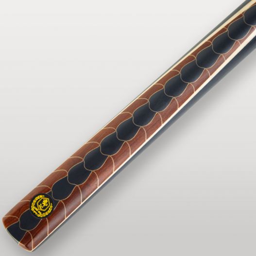 Logo Lord Cue sur le fût de la queue de billard Dragon, finition dorée sur bois verni.