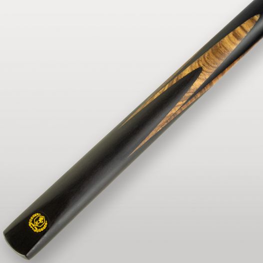 Logo doré Lord Cue sur le fût de la queue de billard Blackwood, finition noire satinée.