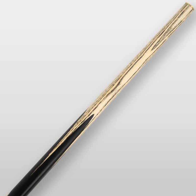 Détail du fût de la queue de billard Lord Cue Pool School, contraste entre bois clair et finition noire.