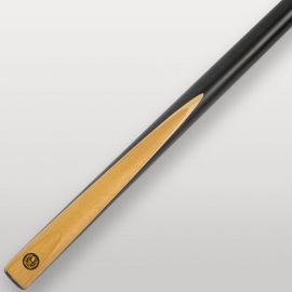 Logo doré Lord Cue sur le fût de la queue Pool School, design sobre et élégant.