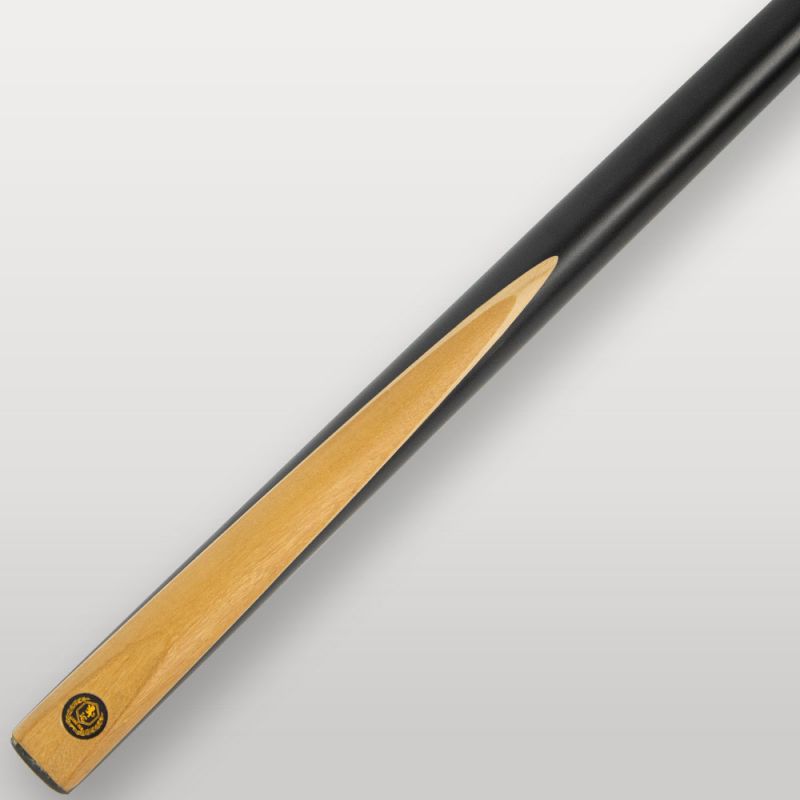 Logo doré Lord Cue sur le fût de la queue Pool School, design sobre et élégant.