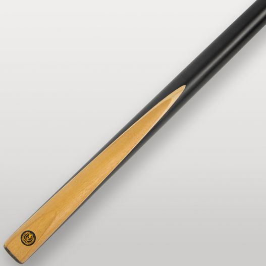 Logo doré Lord Cue sur le fût de la queue Pool School, design sobre et élégant.