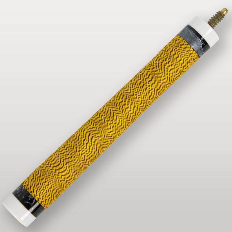 Zoom sur la poignée jaune antidérapante de la queue de billard 4 parties, confort et précision.