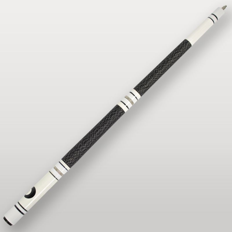 Gros plan sur le talon et les bagues blanches de la queue de billard 4 parties blanche.