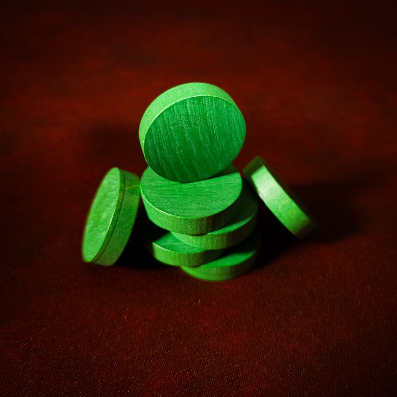 pions en bois pour jeu traditionnel vert