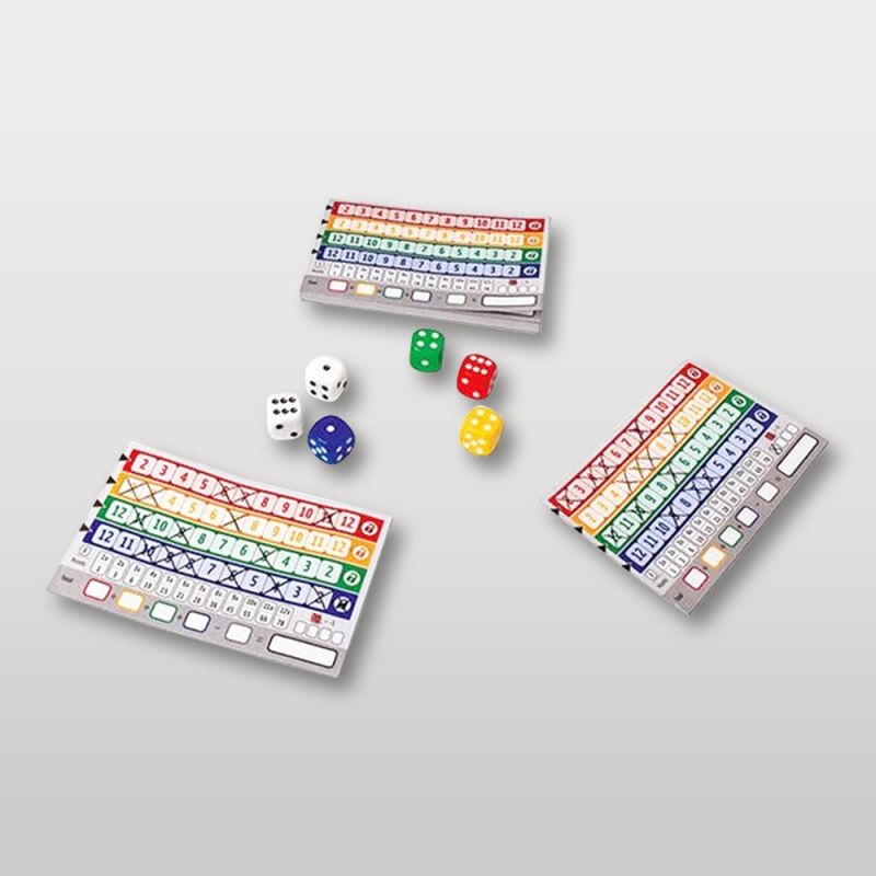 Mise en place du jeu Qwixx avec trois grilles de score et six dés colorés.