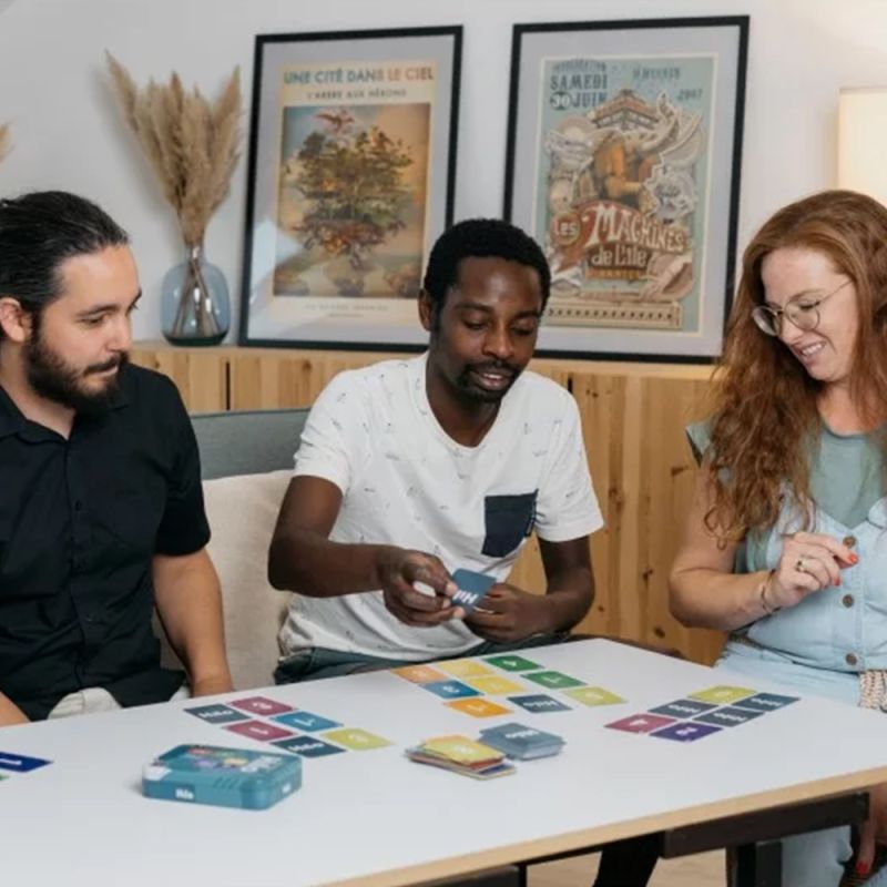 3 personnes entrain de jouer au jeu Hilo de Gigamic