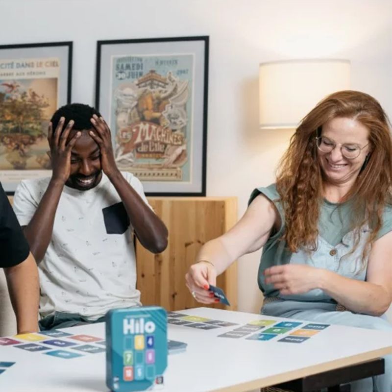Personnes entrain de s'amuser au jeu Hilo