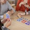 Personnes jouant au jeu Cabanga autour d’une table, cartes en main.