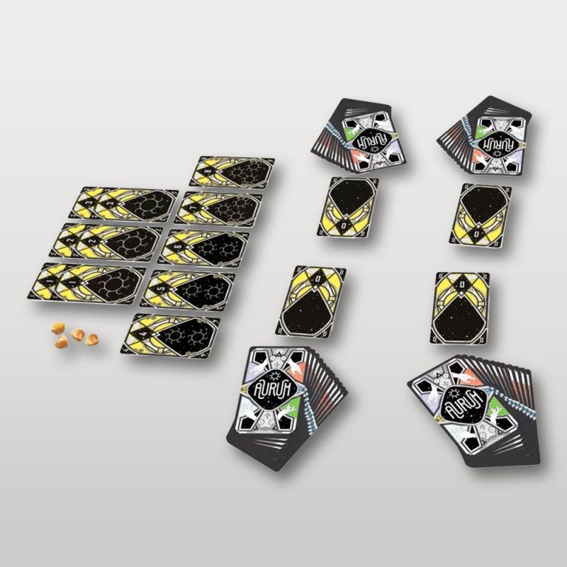 Disposition du jeu Aurum en cours de partie avec cartes étalées et jetons dorés.