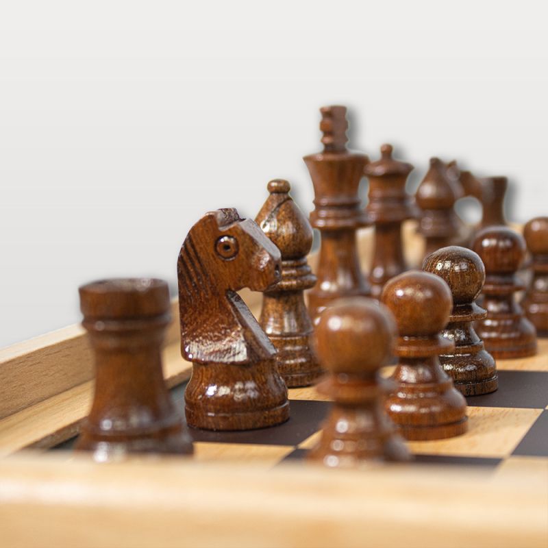 Pièces d échecs en bois foncé