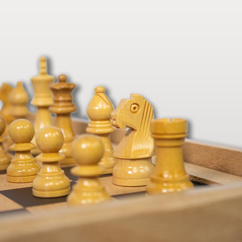 Pièces d échecs en bois clair