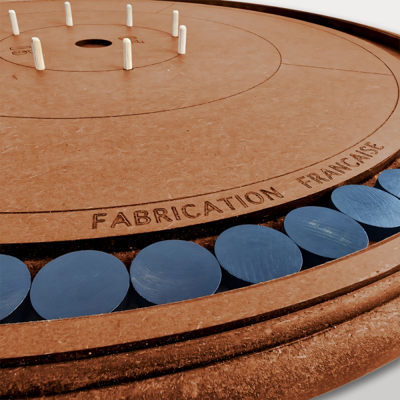 centre du jeu de crokinole avec piquets