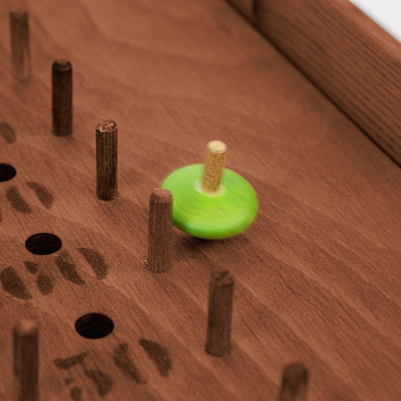 Détail toupie verte sur plateau Laby Toupies