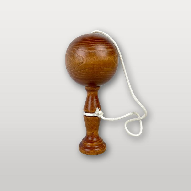 Bilboquet en bois rustique tourné avec boule et corde