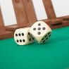 Dés en bois sur tapis vert Fermez la boîte