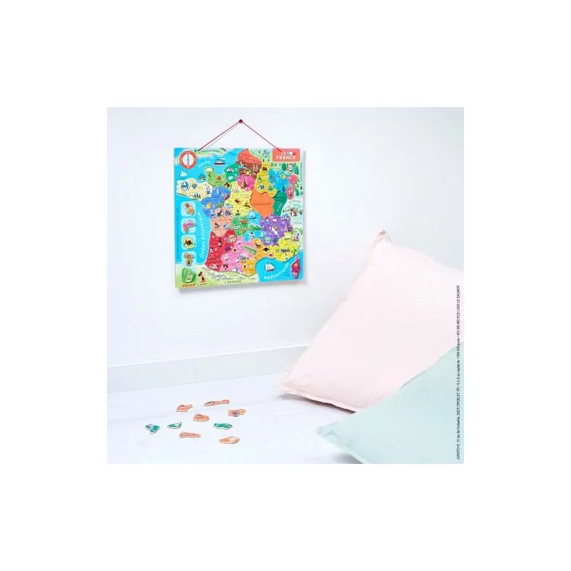 Plateau puzzle carte de France suspendu au mur d'une chambre par son cordon
