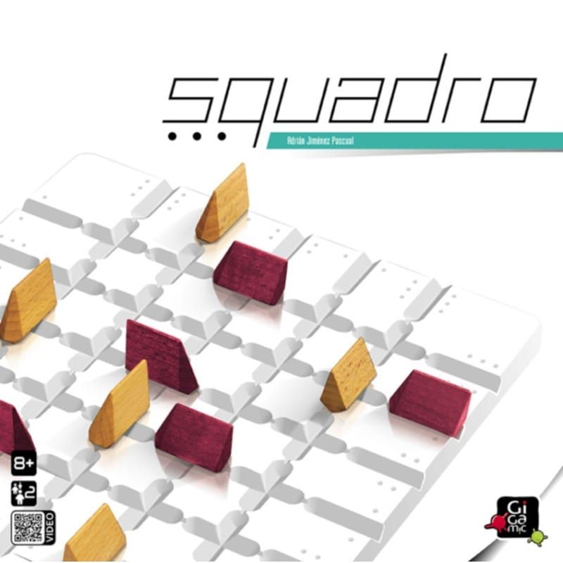 Plateau de jeu Squadro vu de près, pions triangulaires bordeaux et jaunes en cours de partie
