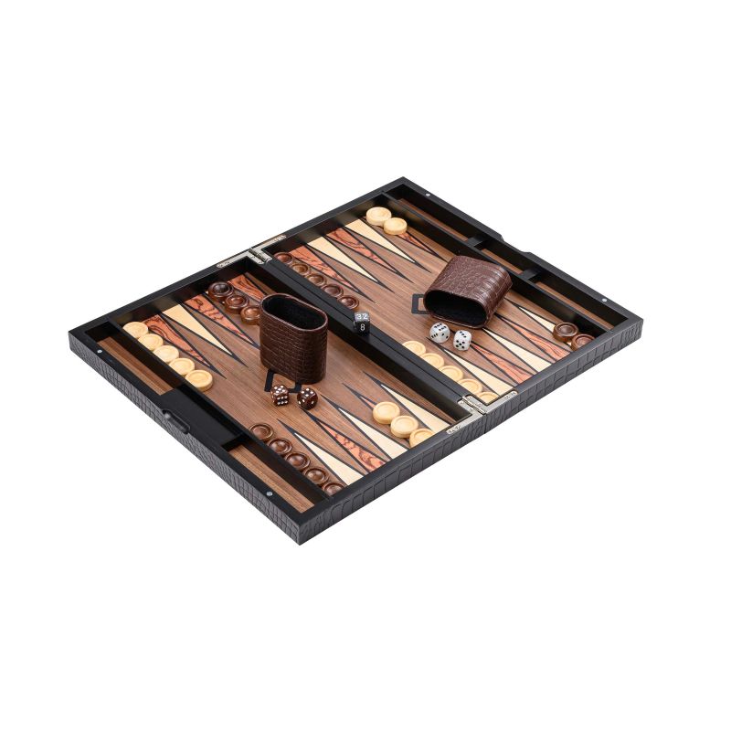 Plateau de backgammon ouvert vu de trois quarts, montrant le tablier marqueté