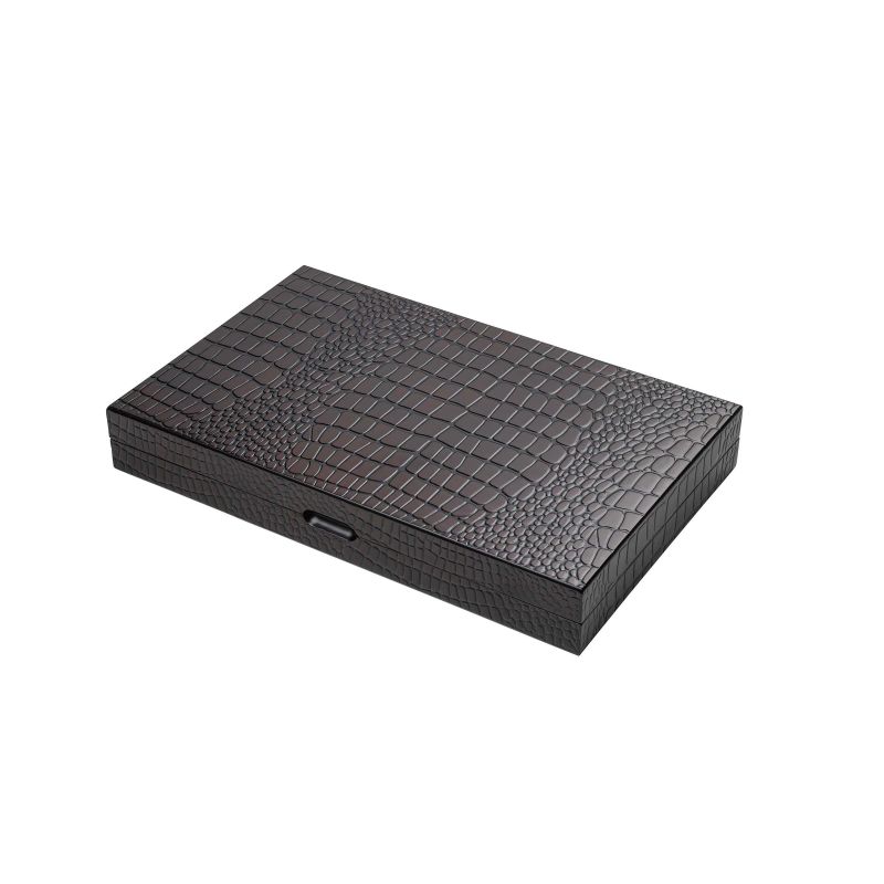 Coffret de backgammon fermé montrant l'effet peau de crocodile et le bouton d'ouverture sur la tranche
