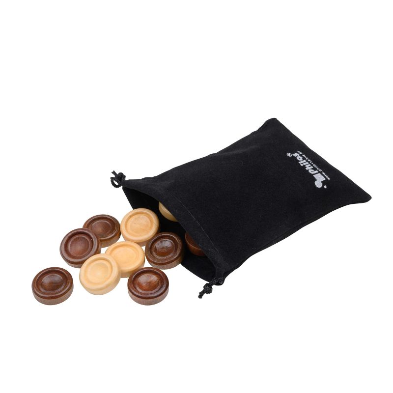 Pions de backgammon en bois clair et foncé sortant d'un sac en tissu