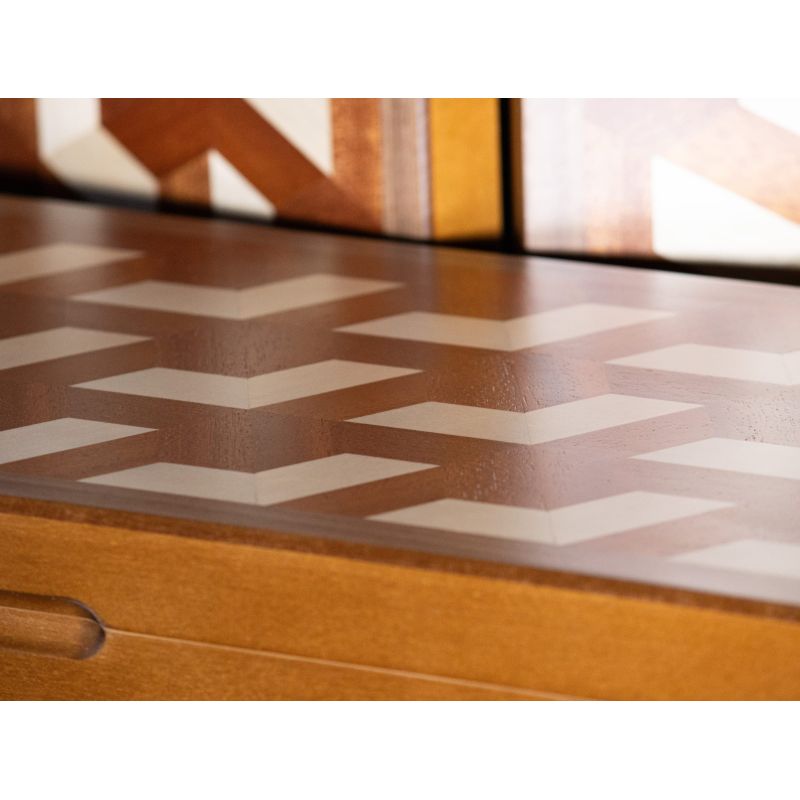 Détail du couvercle en marqueterie avec motif géométrique en relief formant un effet de trompe-l'œil.