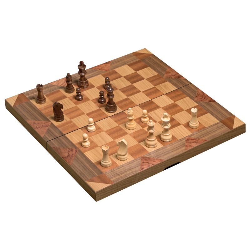 Plateau d'échecs déployé avec les pièces en bois clair et foncé en position de départ