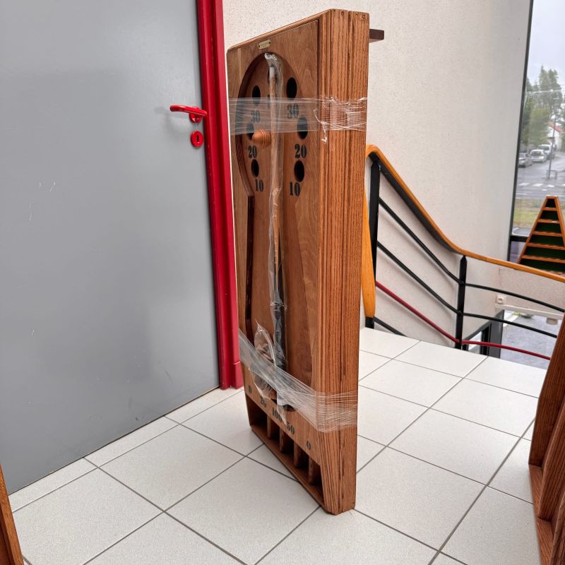 Vue de profil du plateau en bois strié du billard carrousel