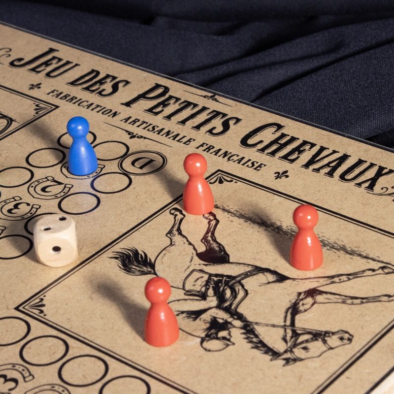 Coin du plateau avec le titre du jeu et une illustration de cavalier désarçonné