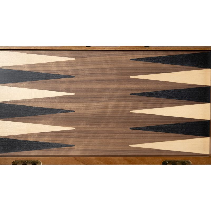 flèches en marqueterie noire et bois clair sur le plateau de backgammon, charnières en laiton visibles
