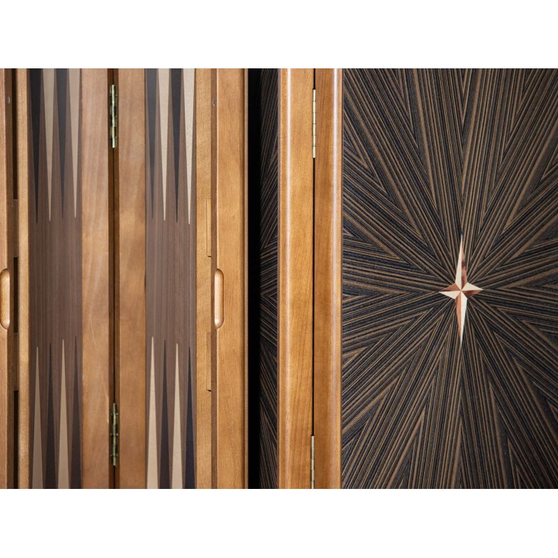 intérieur en marqueterie et couvercle marqueté du coffret de backgammon, vus côte à côte