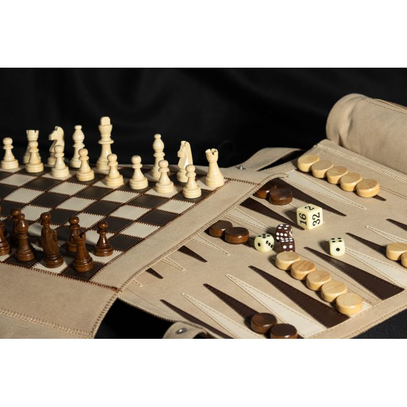 Échiquier en simili-cuir et plateau de backgammon ouverts côte à côte, avec pièces en bois et dés