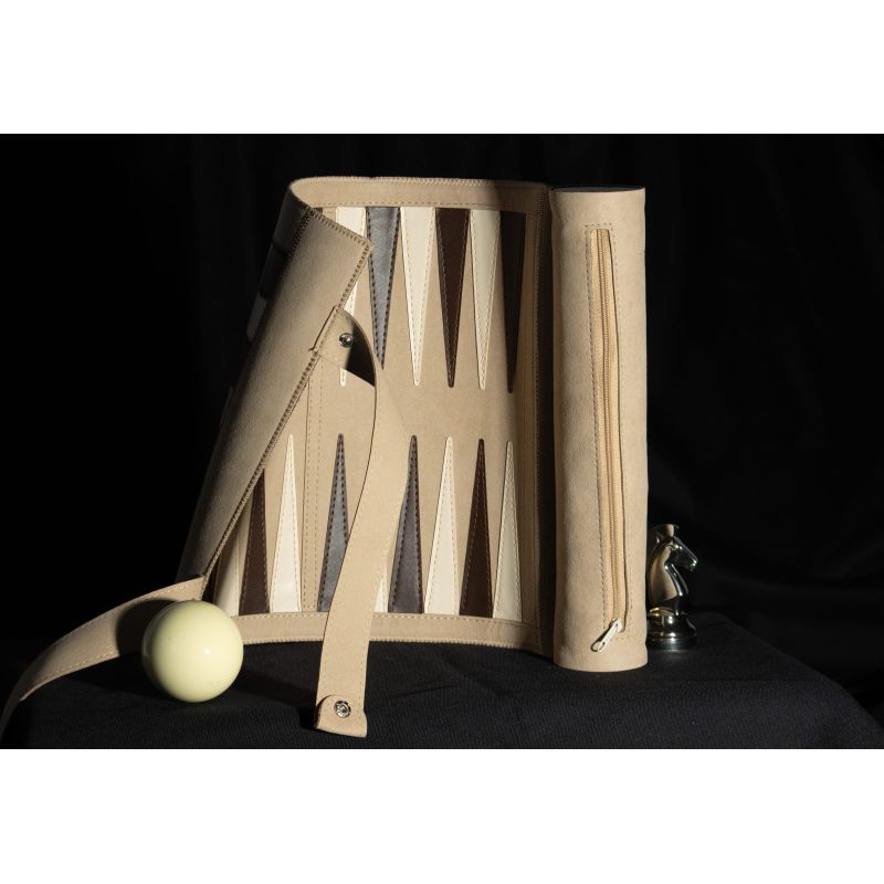 Étui déplié côté backgammon, posé à côté du même jeu enroulé et fermé