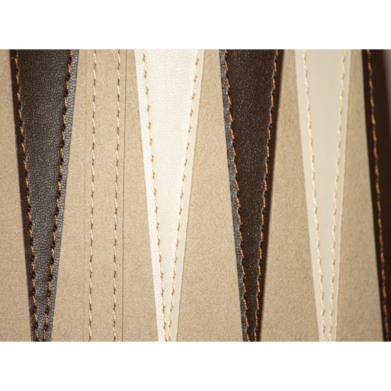 Gros plan sur les triangles cousus du plateau de backgammon en simili-cuir