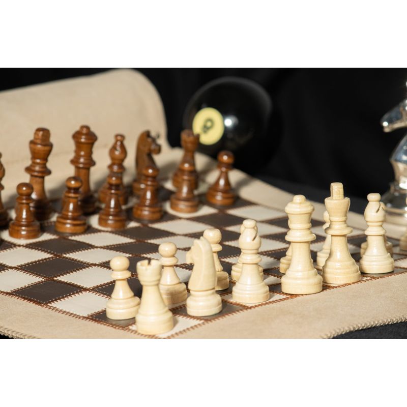 Jeu d'échecs en bois installé sur son échiquier en simili-cuir