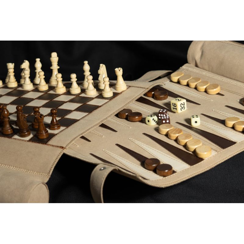 Étui déplié montrant l'échiquier en bois d'un côté et le plateau de backgammon avec pions et dés de l'autre