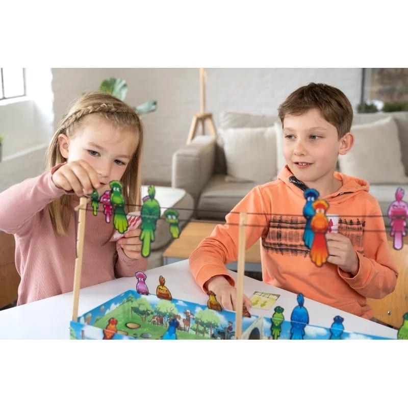Enfants faisant glisser un oiseau en carton sur le fil du jeu à l'aide d'un bâtonnet