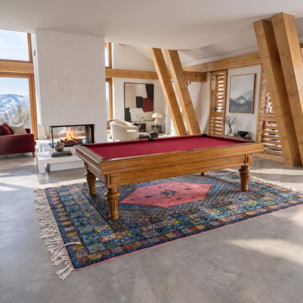 Billard traditionnel Europrestige en chêne, tapis bordeaux, dans un chalet contemporain