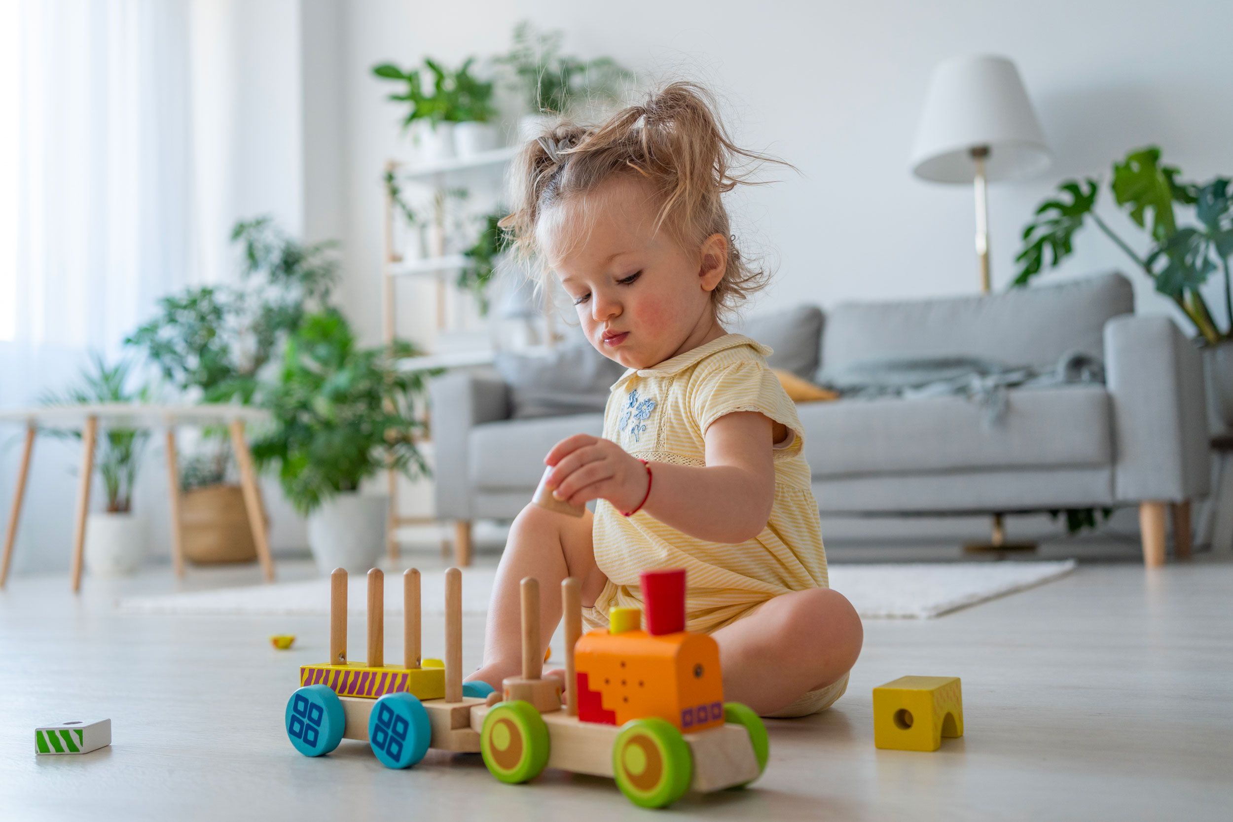 jouet d'encastrement en bois - enfant qui joue