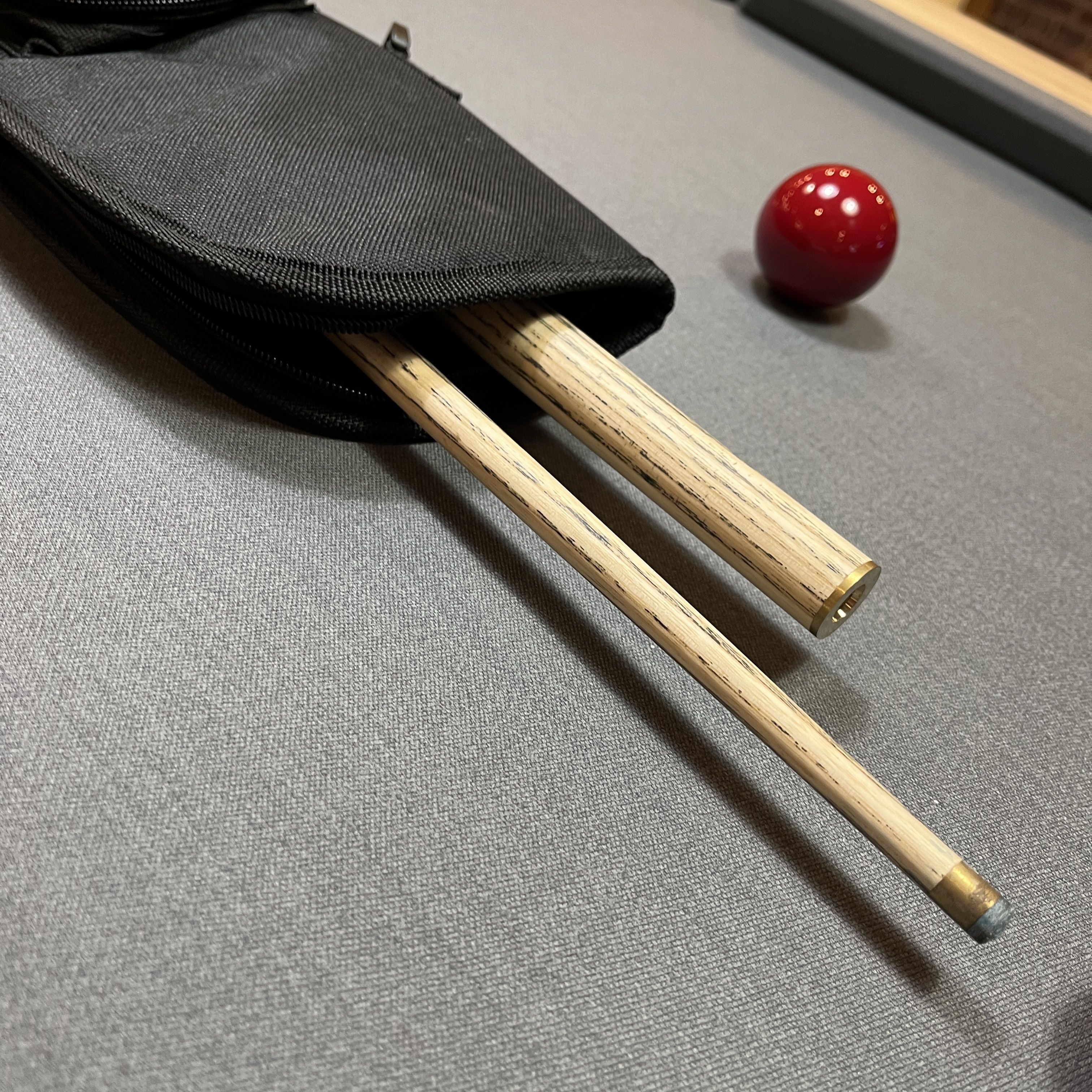 Etui haut de gamme pour queue de billard 3/4. Finition cuir.