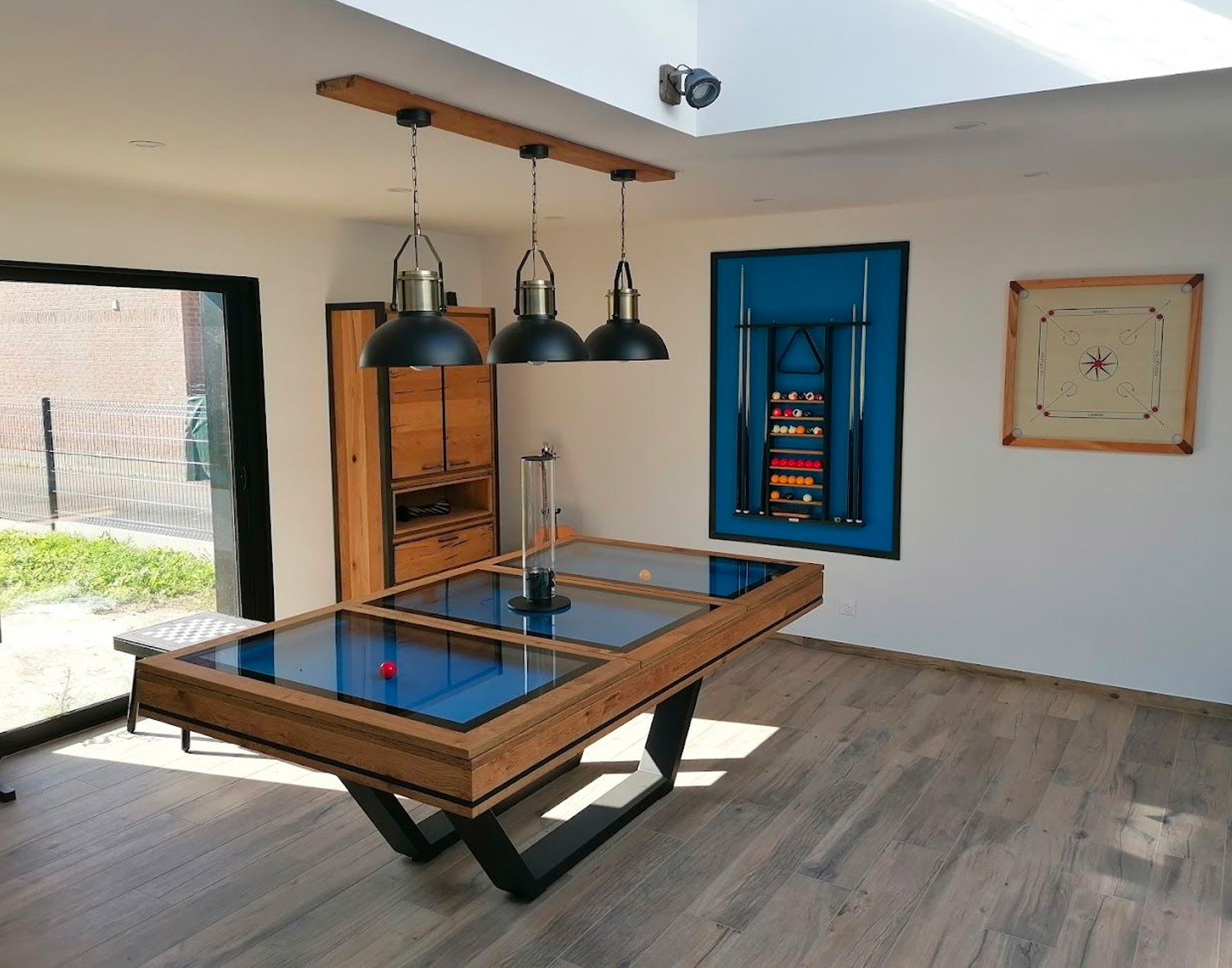 Billard table dans salle de jeux