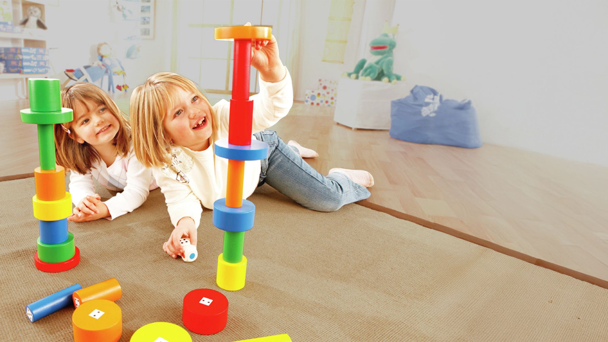 Enfants jouant avec des cylindres multicolores en bois, développement éducatif en cours.