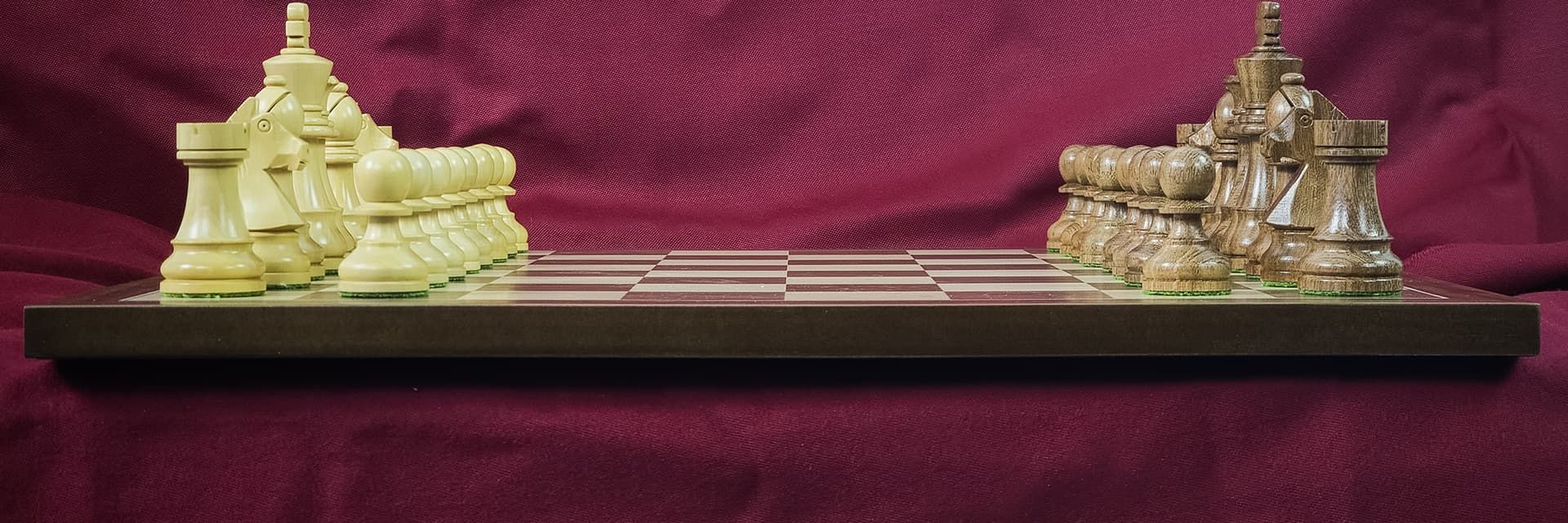 Plateau echec pièces stauton