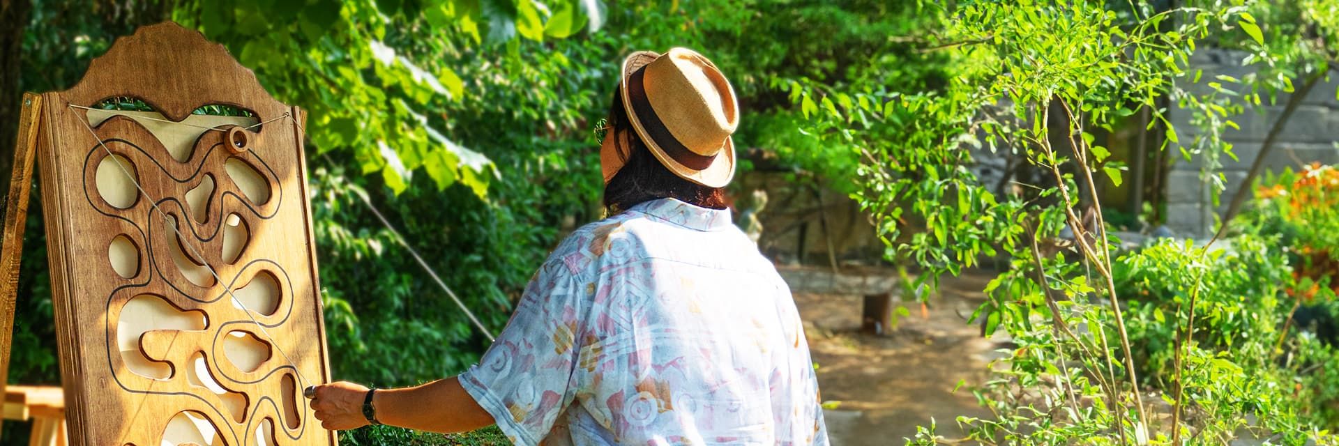 animation extérieure avec planche à trous géante en bois – jeu ludique pour enfants