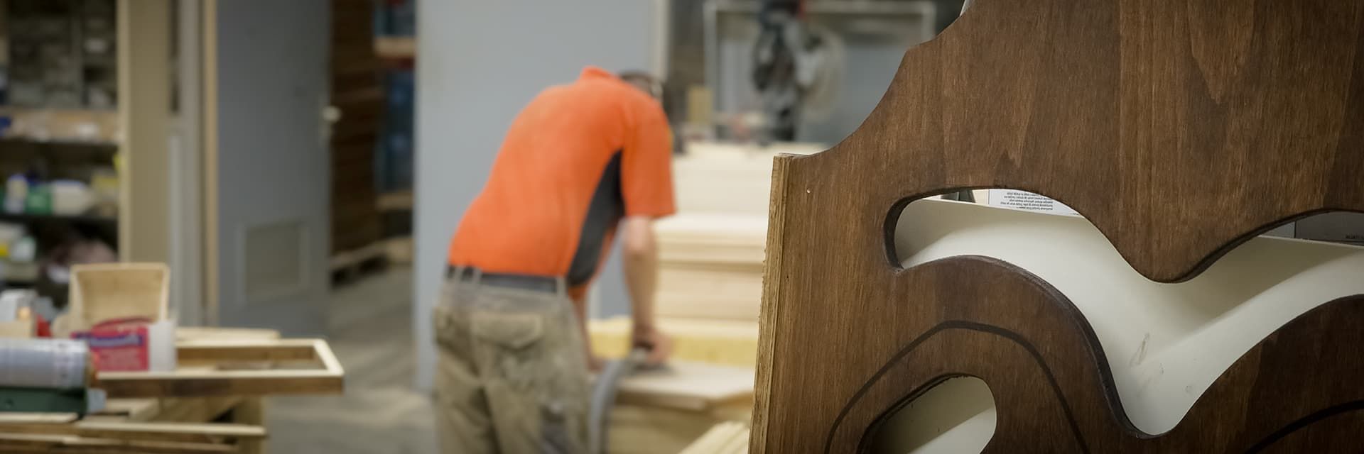Fabrication française d'un jeu en bois dans un atelier