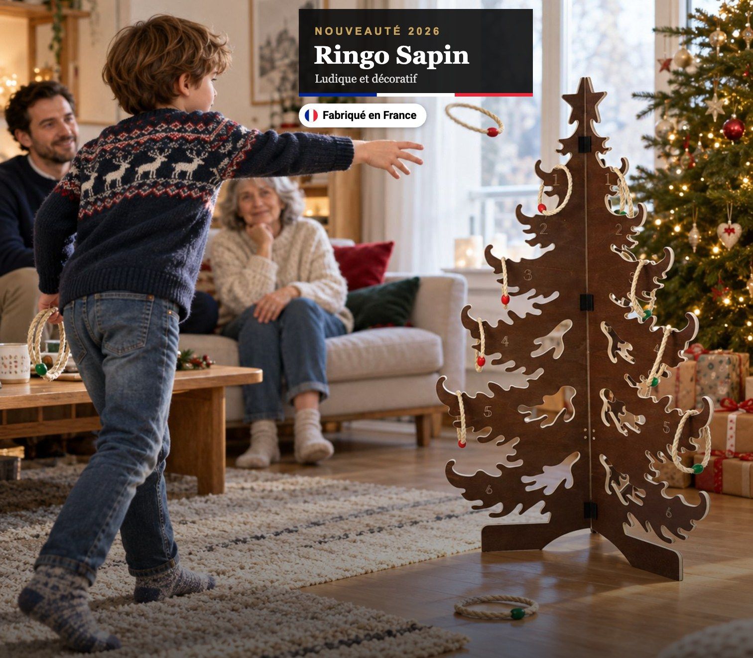 Ringo Sapin, jeu d’anneaux en bois en forme de sapin de Noël : un enfant lance un anneau dans un salon décoré
