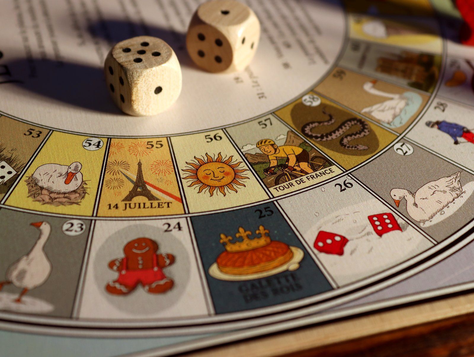 Dés posés sur les cases 14 Juillet et serpent du jeu de l'oie La Maison du Billard