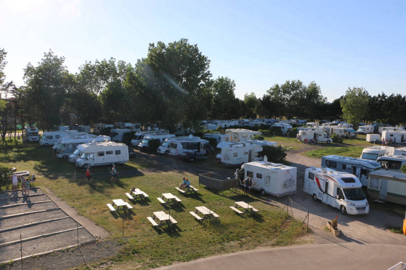 Camping et jeux en bois