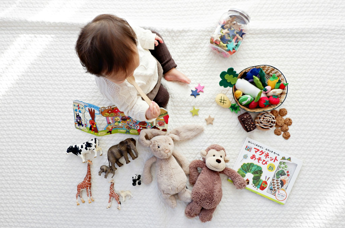Jeux Montessori pour enfant de 1 an : Guide Complet 2025